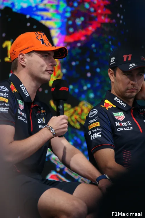 Een kijkje door mijn lens: Verstappen en Pérez tijdens het interview in de fanzone.