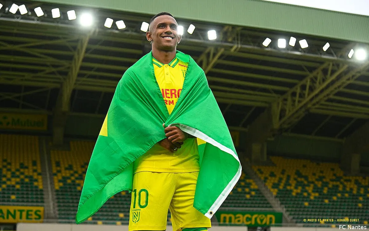 marquinhos et douglas augusto signent a nantes 2marquhiiiii120823 364025