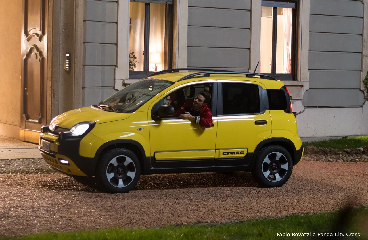 180202 fiat stupisce ancora fabio rovazzi a bordo della panda city cross