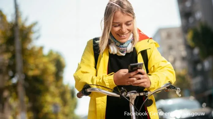 foto meisje naast fiet met telefoon