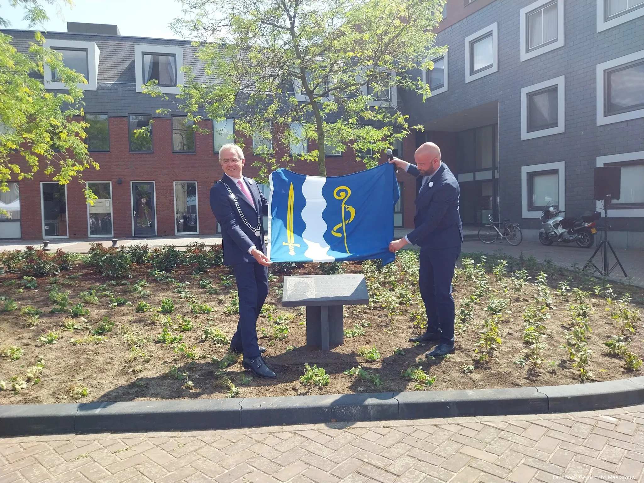 onthulling stef strous plantsoen