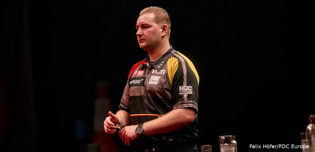 Dimitri Van den Bergh mit seinen Darts in der Hand.