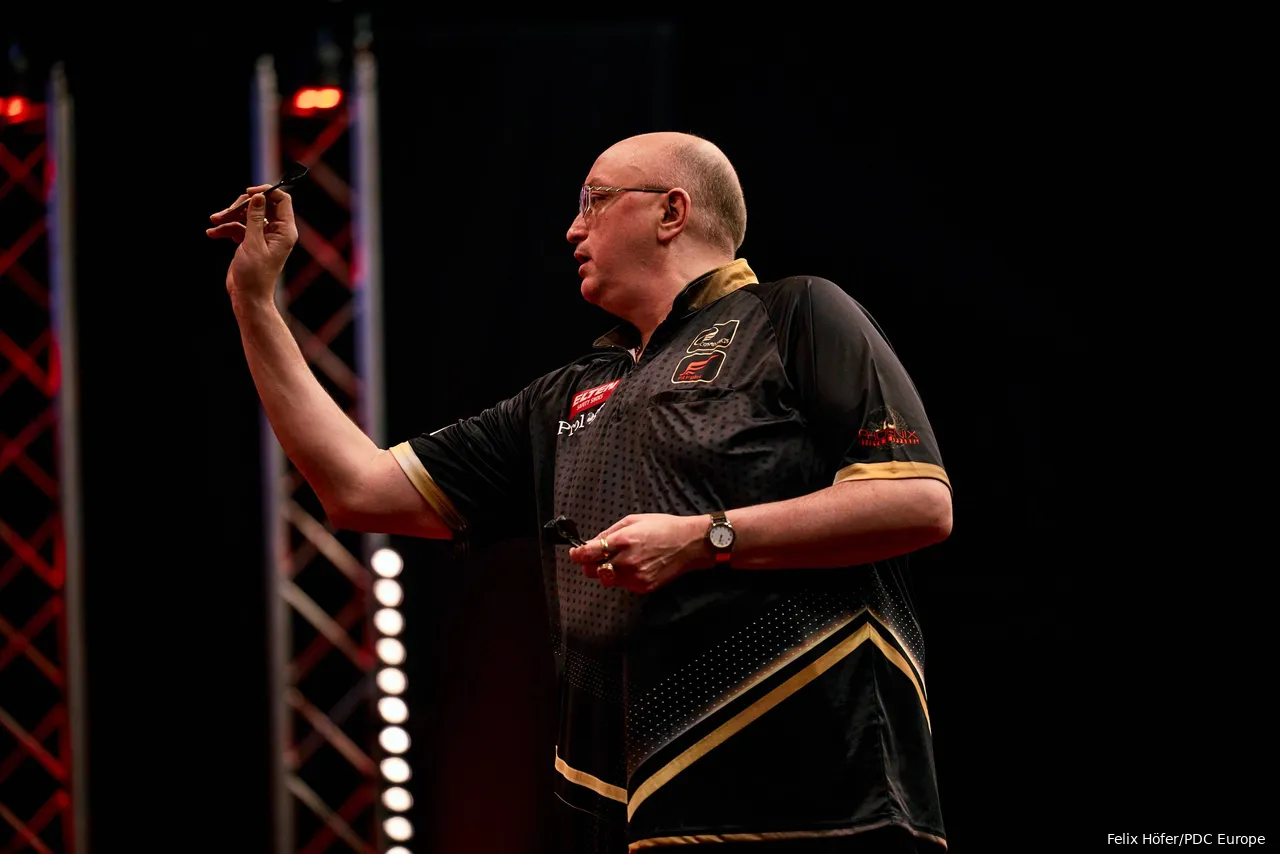 Andrew Gilding in action