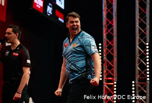 Paul Krohne takes on Jimmy van Schie in the next round