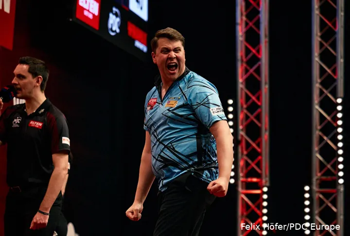 Paul Krohne takes on Jimmy van Schie in the next round