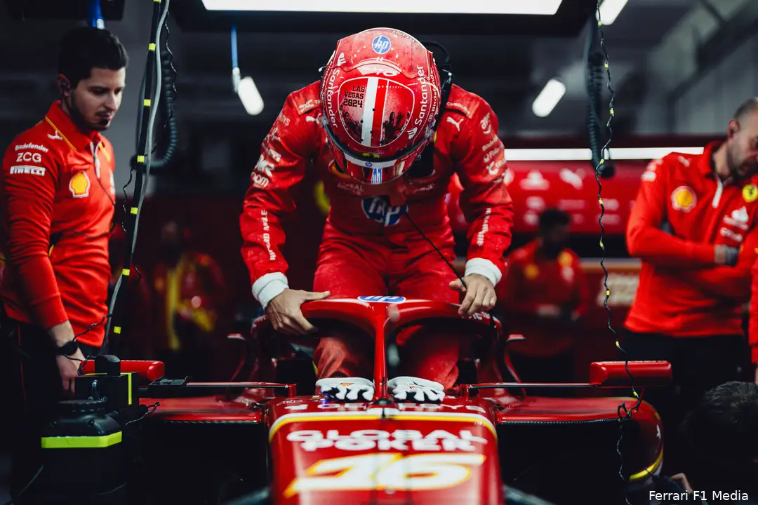 Charles Leclerc stapt zijn auto in.