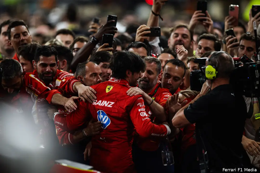 Sainz was tijdens sommige weekenden een coureur en strateeg in één.