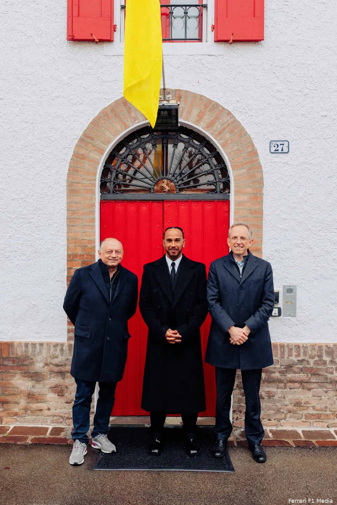 Hamilton met Vasseur en Vigna in Maranello.