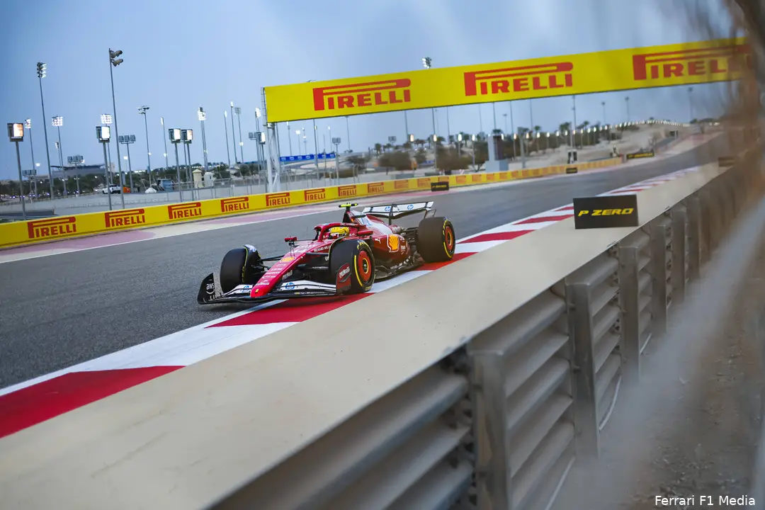 Hamilton tijdens de testdagen in Bahrein.
