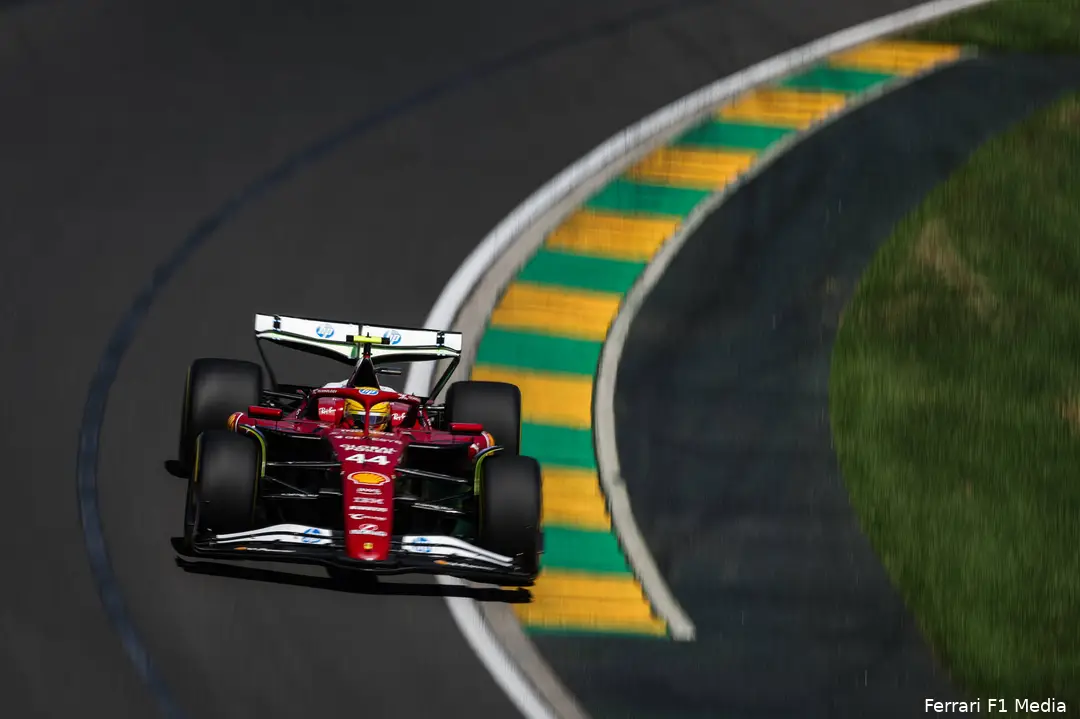<i>Hamilton moet wennen aan zijn nieuwe Ferrari.</i>