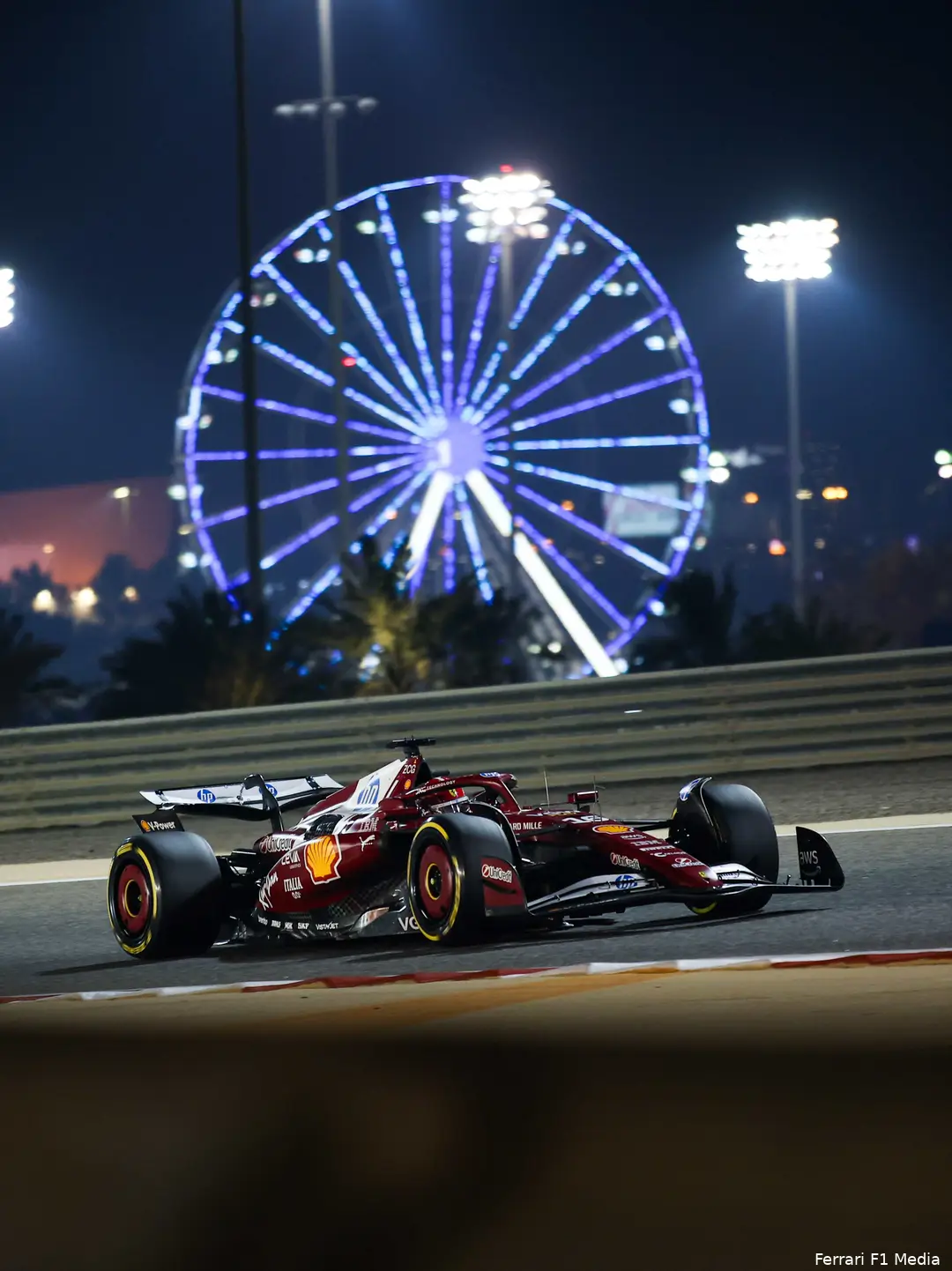 Leclerc start naast Piastri op zondag in Bahrein.