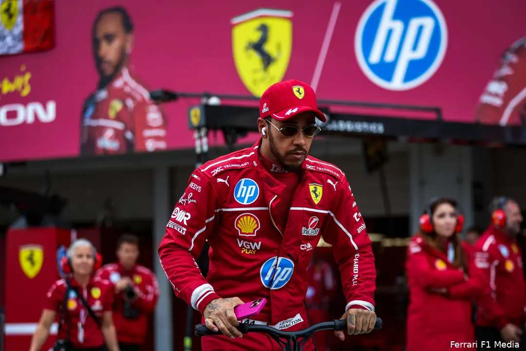 <i>Hamilton heeft het op een sprintzege na nog lastig bij Ferrari.</i>
