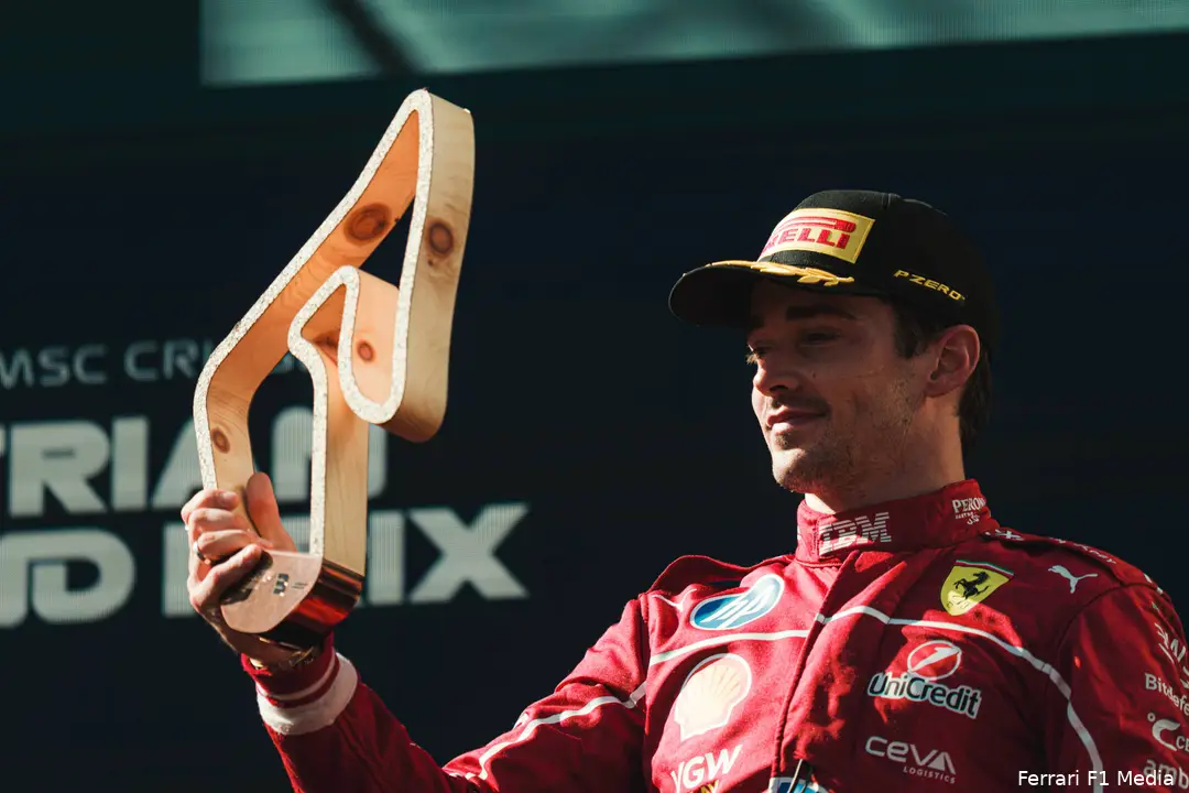 <i>Een nieuwe trofee voor Leclerc.</i>