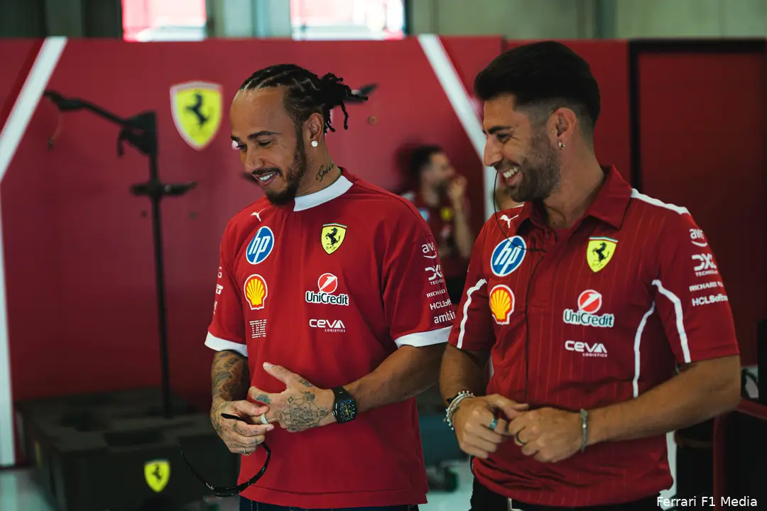 <i>Hamilton tevreden over de update van Ferrari.</i>