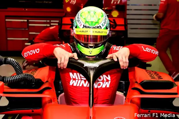 Mick Schumacher Ferrari testdag Bahrein in auto
