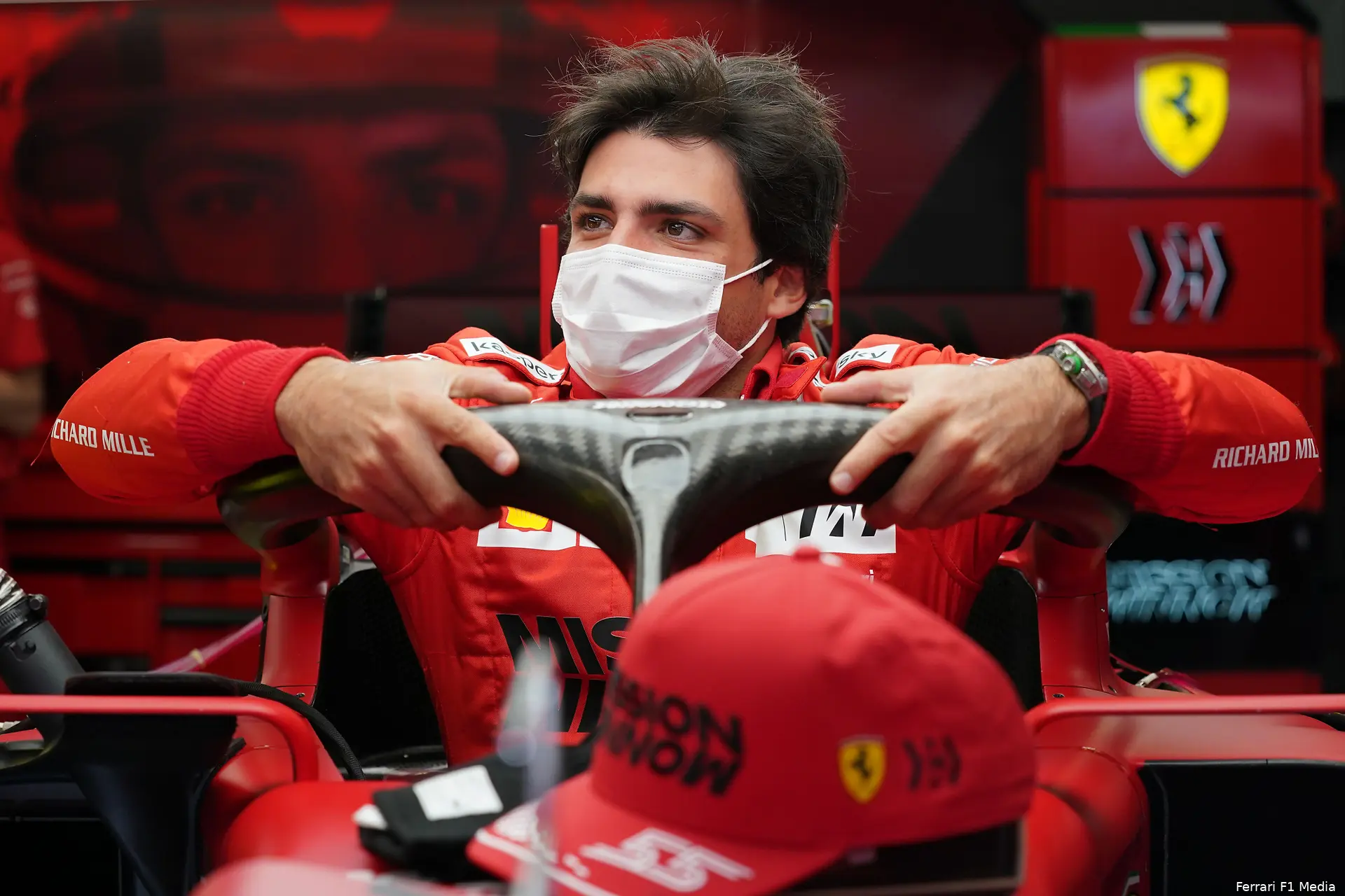 carlos sainz ferrari zonder helm