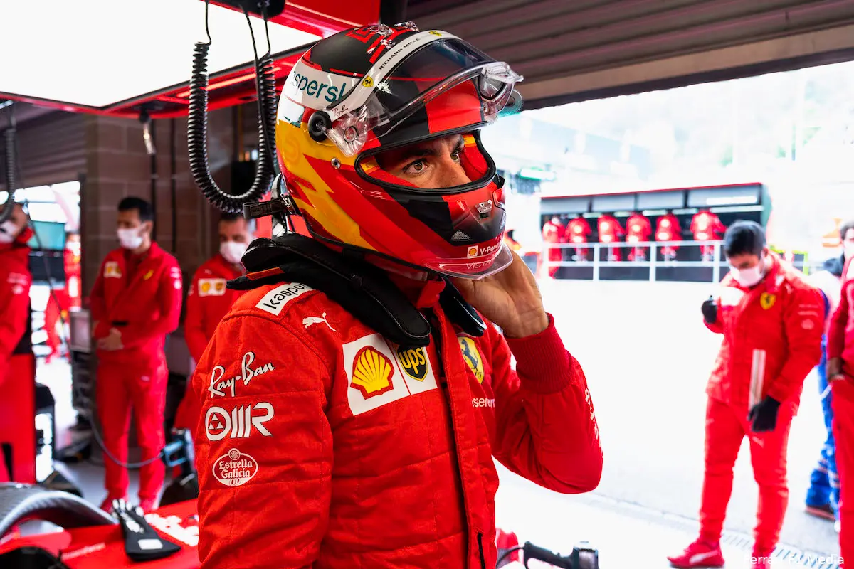 ferrari belgie sainz pitstraat helm