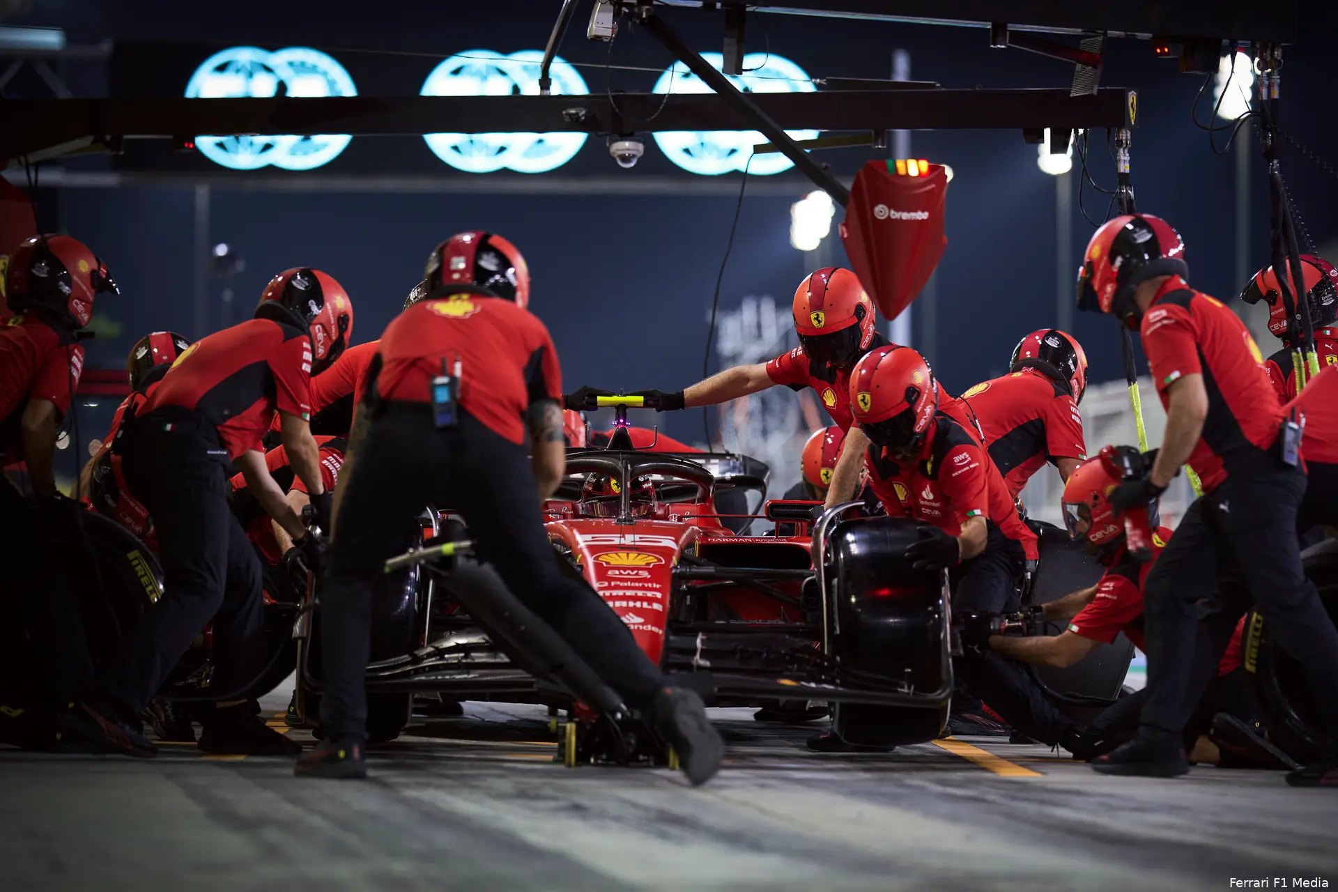 sainz ferrari pits testdag 3 bahrein 2023