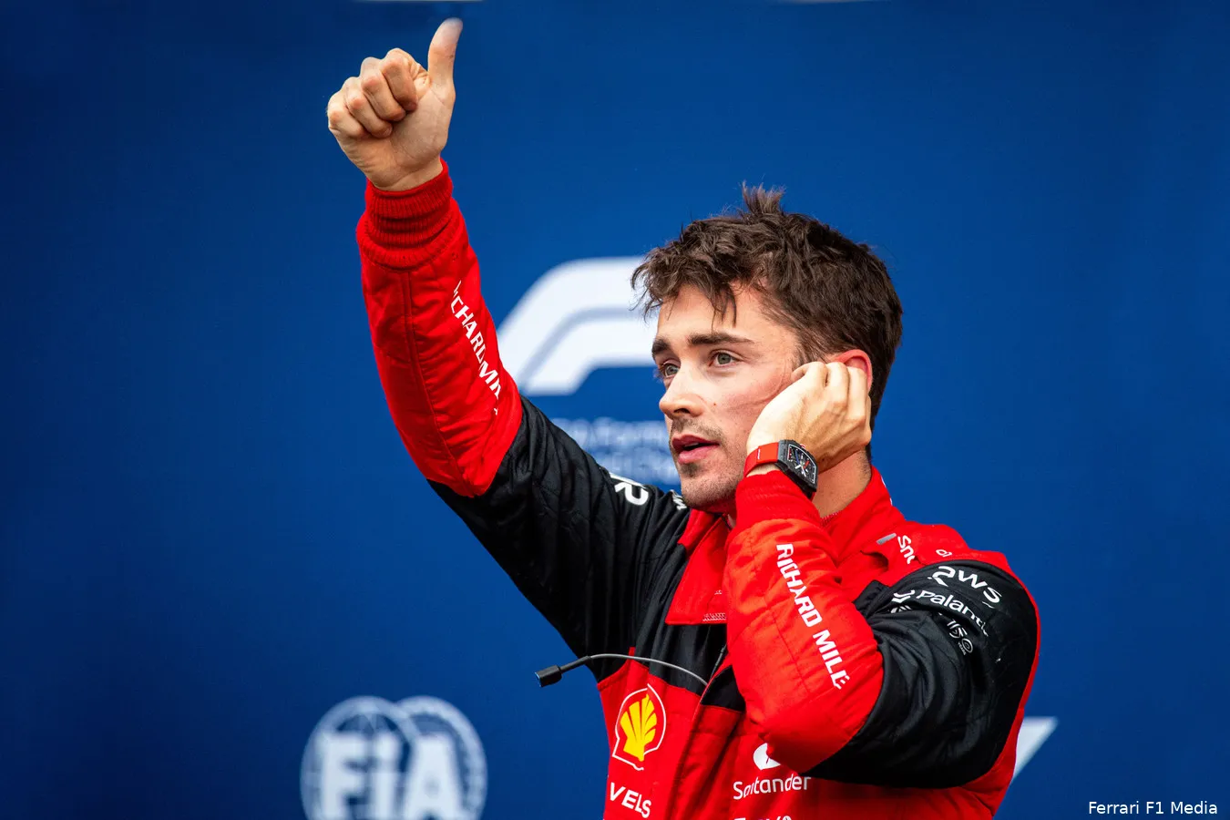 Charles Leclerc duimpje Ferrari