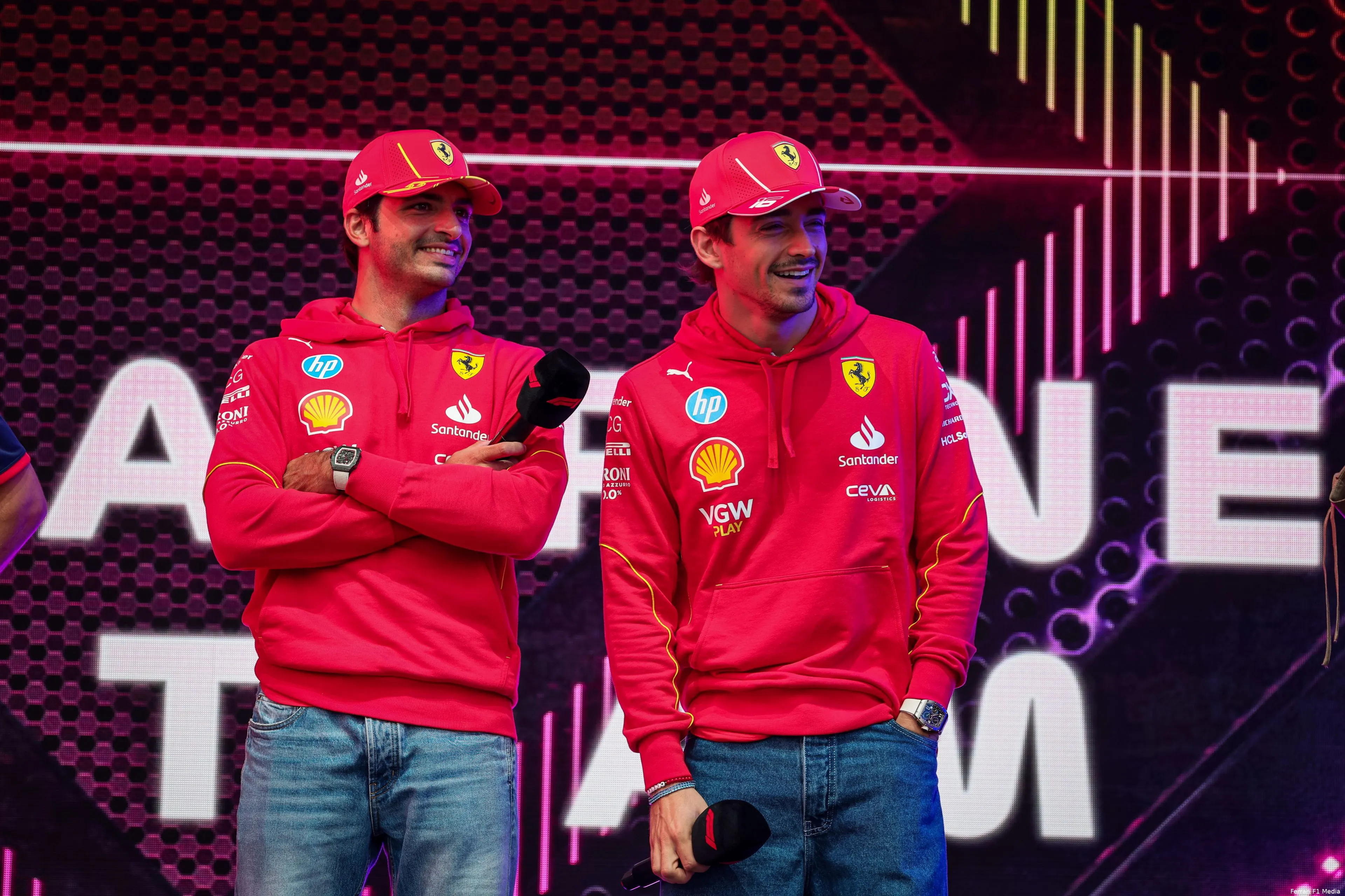 charles leclerc carlos sainz racedag media lachen