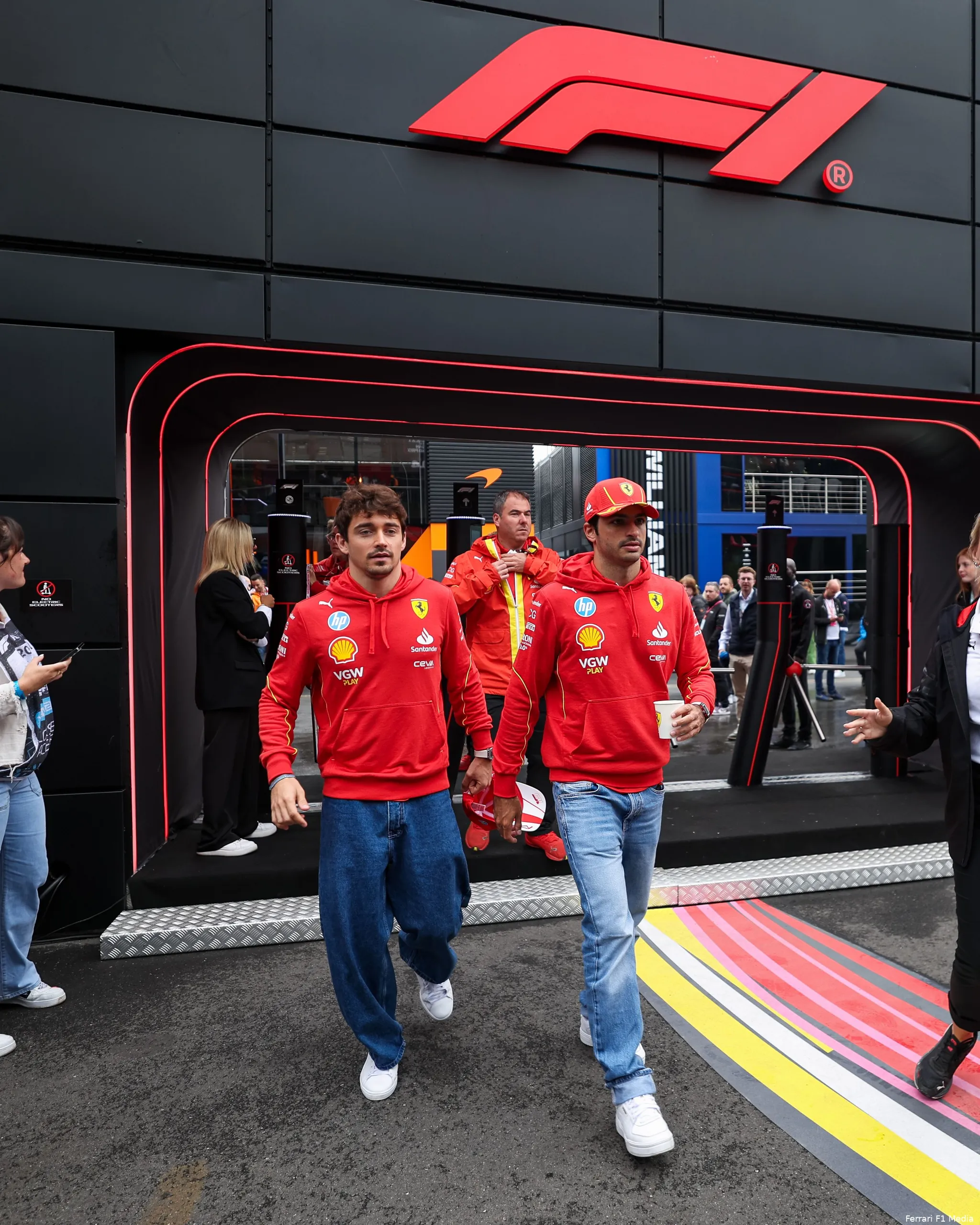 charles leclerc carlos sainz racedag media lachen
