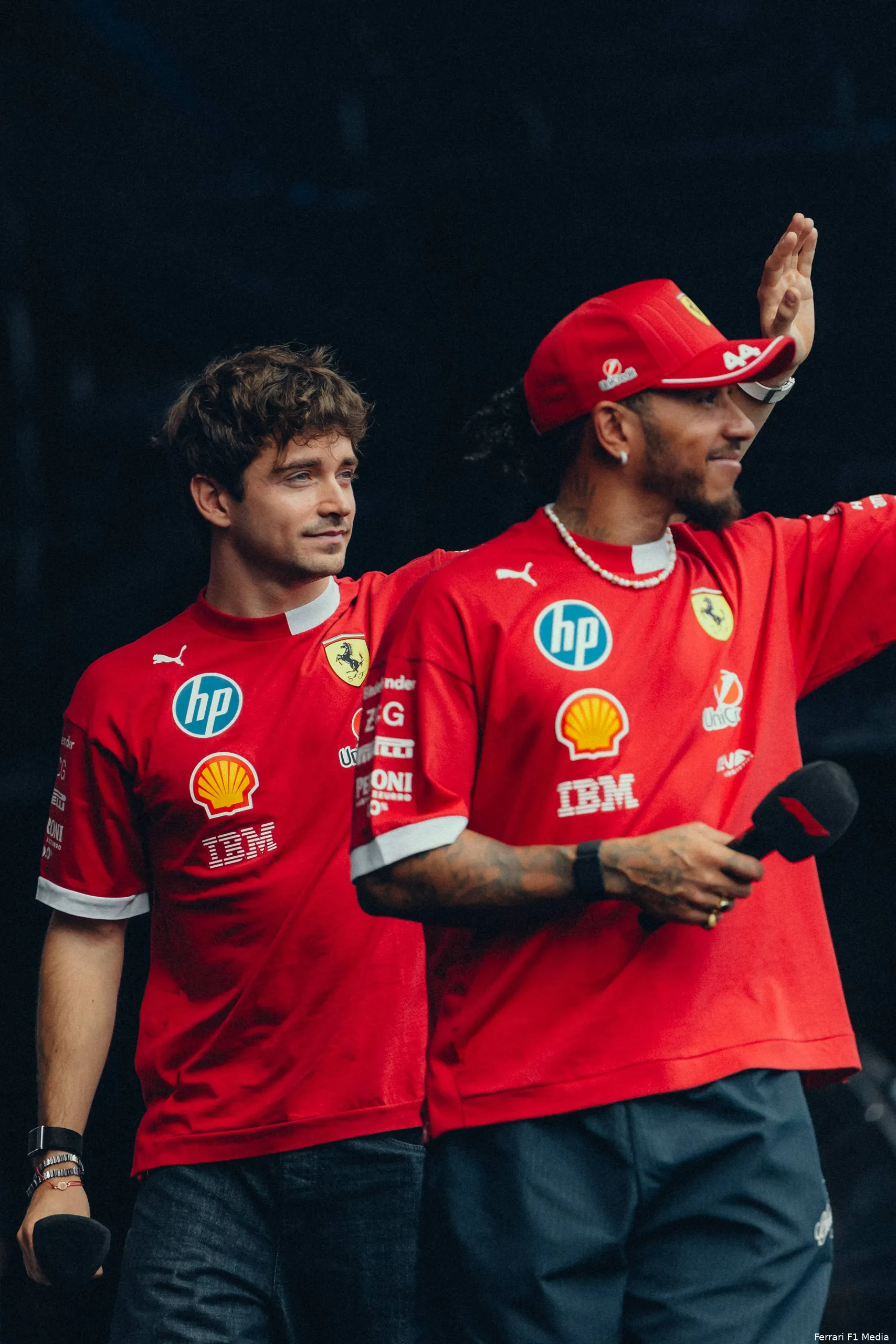 lewis-hamilton-charles-leclerc-ferrari-singapore-vrijdag-1