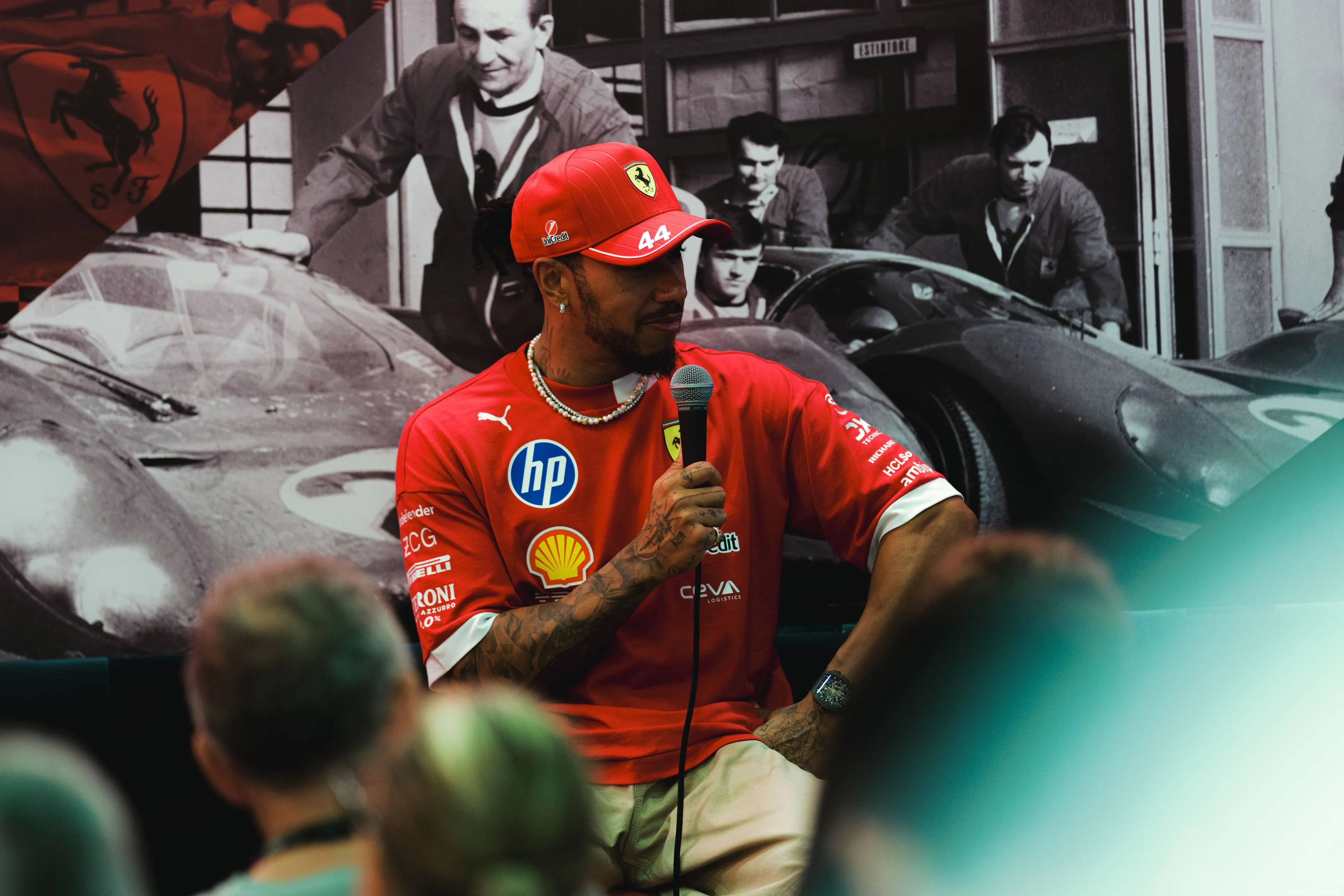 lewis-hamilton-ferrari-singapore-vrijdag-6