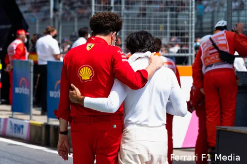 Mattia Binotto en Carlos Sainz in de paddock in Oostenrijk. (Foto: Ferrari F1 Media)