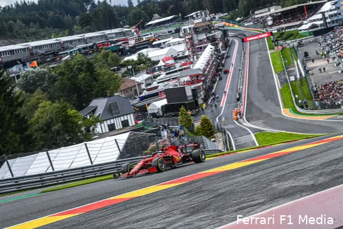 <i>Circuit Spa&nbsp;Francorchamps is een perfect voorbeeld van een circuit waarbij je niet merkt hoe groot het is. Eau Rouge ligt ver boven het niveau van de fanzone, rechts in beeld.</i>