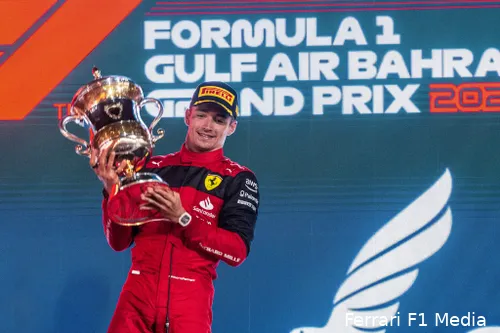 <i>Charles Leclerc wist Verstappen gedurende de race achter zich te houden en zege te vieren in Bahrein. (Foto: Ferrari F1 Media)</i>