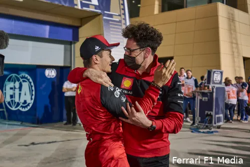 <i>Charles Leclerc en Mattia Binotto waren duidelijk tevreden na de succesvolle zondag van Ferrari.</i>