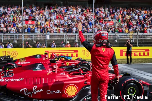 <i>Charles Leclerc zwaait naar de Spaanse fans na poleposition te pakken op Circuit de Barcelona-Catalunya.</i>