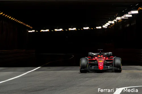 <i>Verstappen was op de mediumbanden de snelste coureur betreffende de longruns, maar was dat enkel vanwege het feit dat Ferrari geen longruns neerzette op die band?</i>