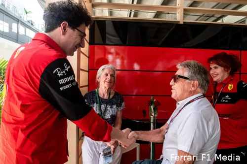 <i>Voormalig Ferrari-coureur Mario Andretti met voormalig Ferrari-teambaas Mattia Binotto.</i>