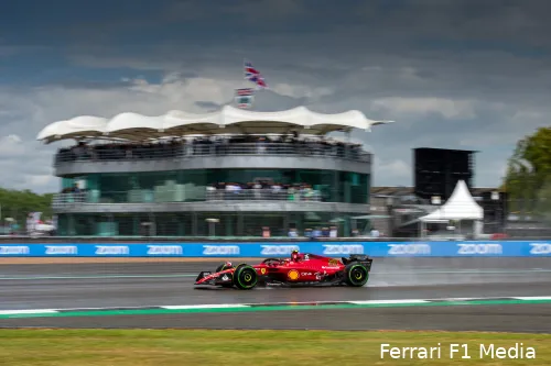 Carlos
Sainz in actie tijdens de kwalificatie GP Groot-Brittannië 2022 op het Silverstone Circuit (Foto:
Ferrari F1 Media)