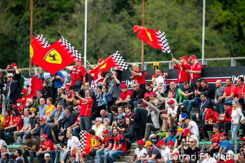 De tifosi kunnen vanaf 2025 ook juichen voor de zevenvoudig wereldkampioen in het rood. (Foto: Ferrari F1 Media)