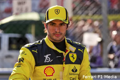 Carlos Sainz kwalificeerde als derde, maar start als achttiende na zijn gridstraf.