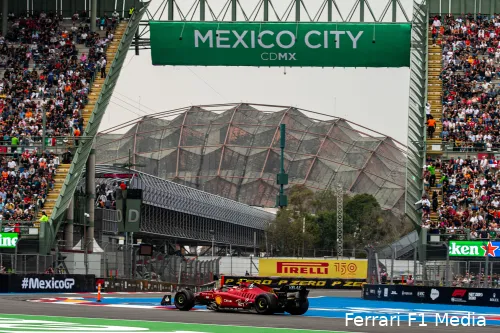 Charles
Leclerc rijdt door het stadioncomplex, Autódromo Hermanos Rodríguez, Grand Prix
van Mexico 2022 (Foto: Ferrari F1 Media)