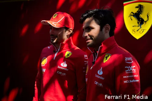 <i>Leclerc stond in de schaduw van Carlos Sainz.</i>