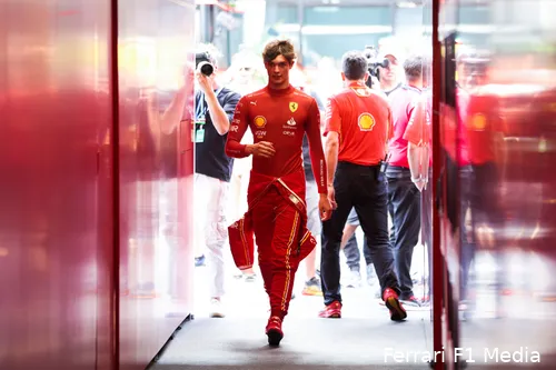 Verstappen en Pérez bewonderen het sterke optreden van de jonge Bearman. (Foto: Ferrari F1 Media)