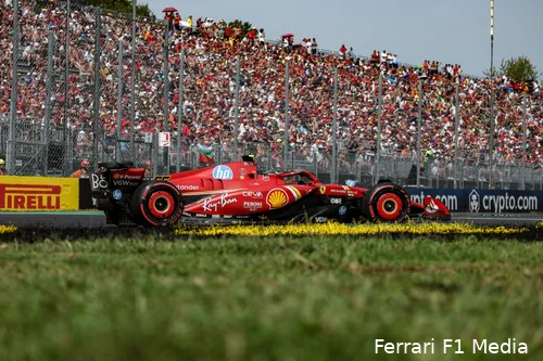 Carlos Sainz met de tifosi op de achtergrond, Autodromo Internazionale di Monza, Grand Prix van Italië 2024