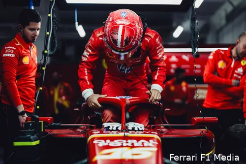 Charles Leclerc stapt zijn auto in.