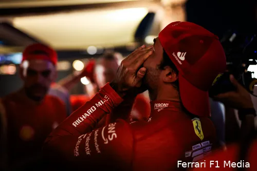 <i>Carlos Sainz werd emotioneel toen hij afscheid moest nemen van Ferrari.</i>
