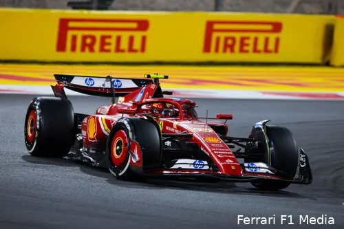 <i>Hamilton neemt het stoeltje van Carlos Sainz over.</i>