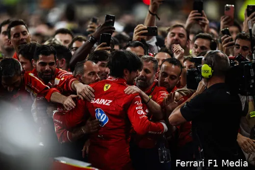 Sainz was tijdens sommige weekenden een coureur en strateeg in één.