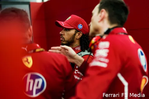 <i>Hamilton in discussie met zijn engineers.</i>