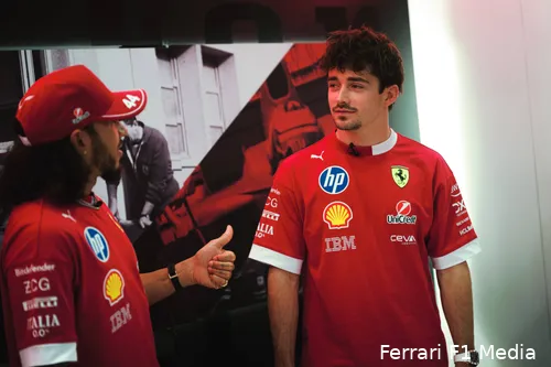 <i>Hamilton keek naar de afstellingen van Leclerc om zo de juiste set-up te vinden.</i>