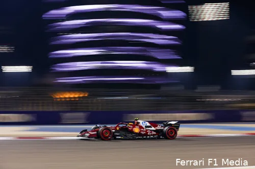 <i>Hamilton bedankt het team voor de goede strategie en pitstops.</i>