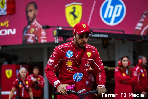 <i>Hamilton heeft het op een sprintzege na nog lastig bij Ferrari.</i>