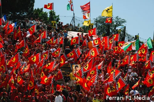 De tribunes in Imola kleurden Ferrari-rood.